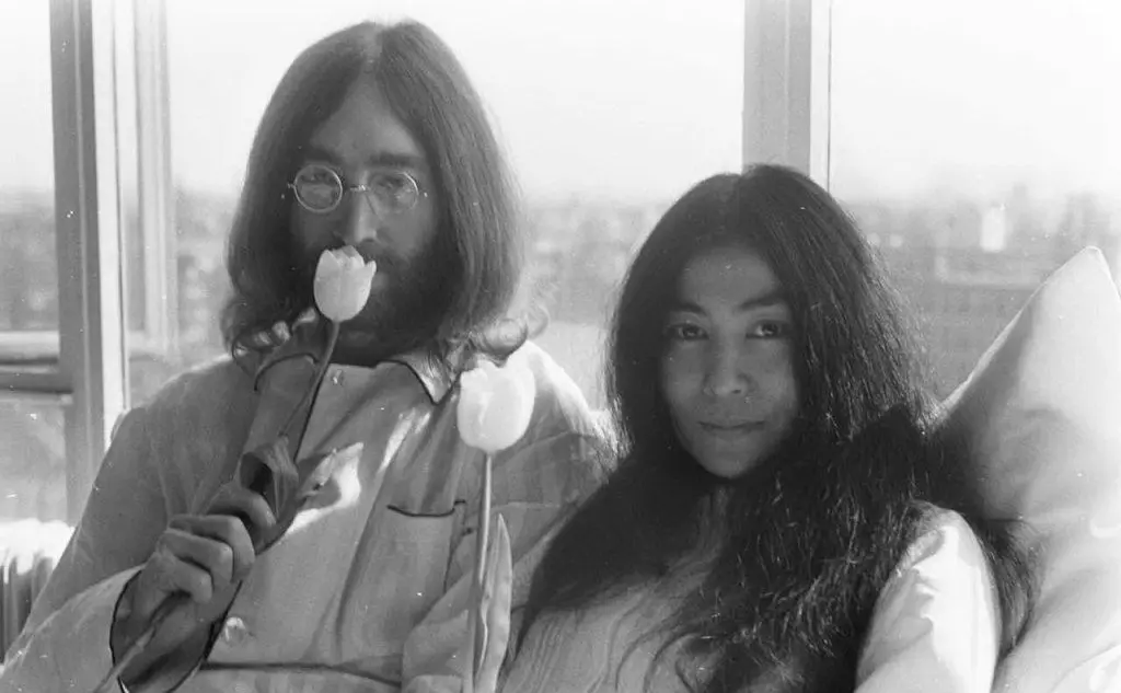 John Lennon e la moglie Yoko Ono