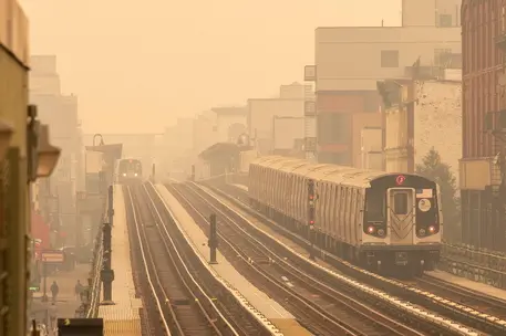 epa10678223 Smoke as a result from Canadian wildfires engulfs the New York area, making it the worst air quality in the world at the moment, as seen on a subway platform in the Brooklyn borough of New York, New York, USA, 07 June 2023. An air quality alert was issued for the whole of New York City and is also affecting large portions of the northeastern United States. EPA/SARAH YENESEL