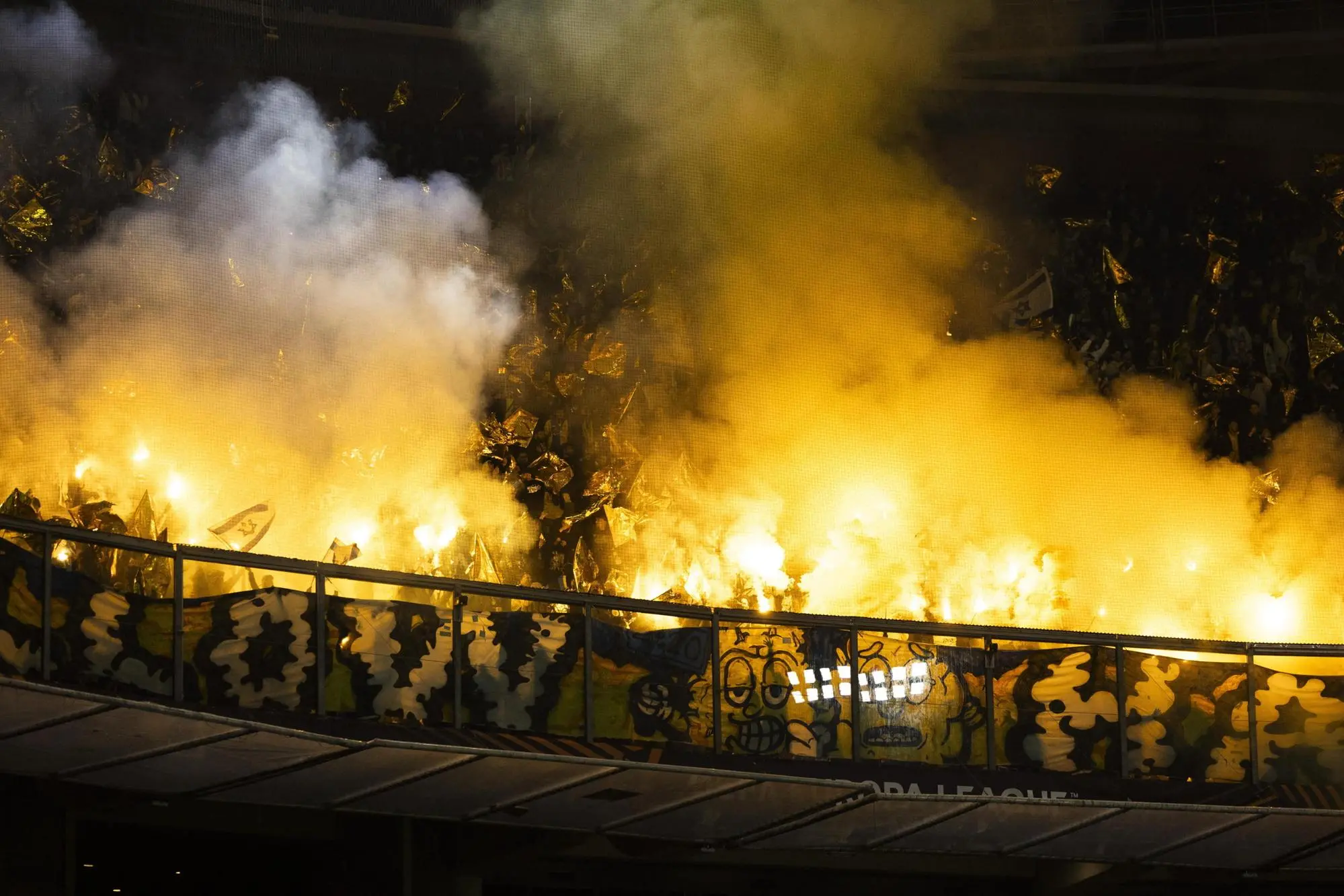 epaselect epa11708316 Maccabi Tel-Aviv supporters set off fireworks ahead of the UEFA Europa League match between Ajax and Maccabi Tel Aviv in Amsterdam, Netherlands, 07 November 2024. EPA/ROBIN VAN LONKHUIJSEN