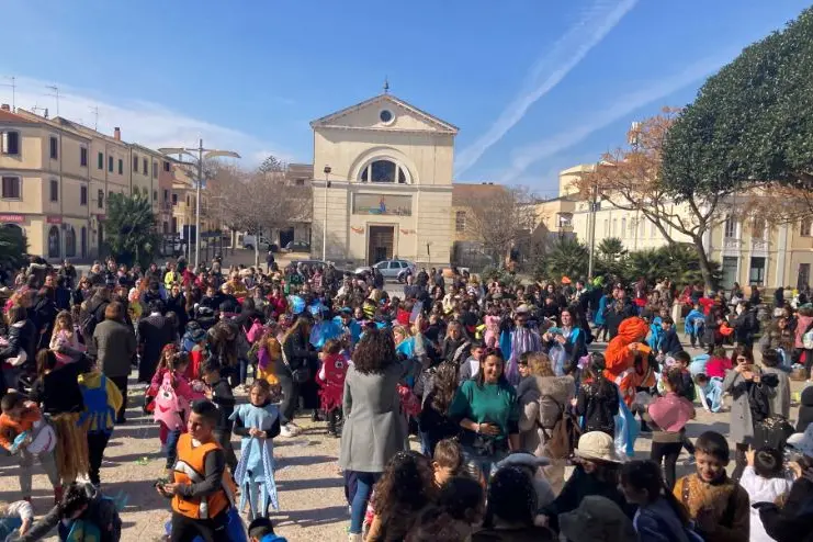 Corteo in maschera in piazza (foto Pala)