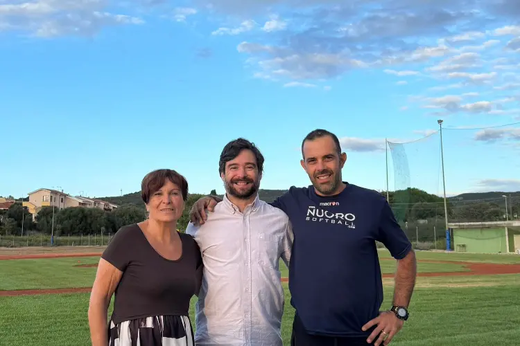 Al centro Di Nolfo col presidente Olmedo Cuggia baseball e la vice Salaris (foto concessa)