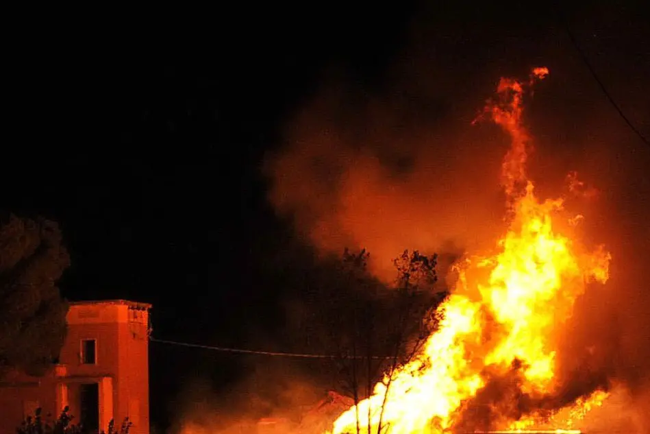 Legname in fiamme - foto d'archivio