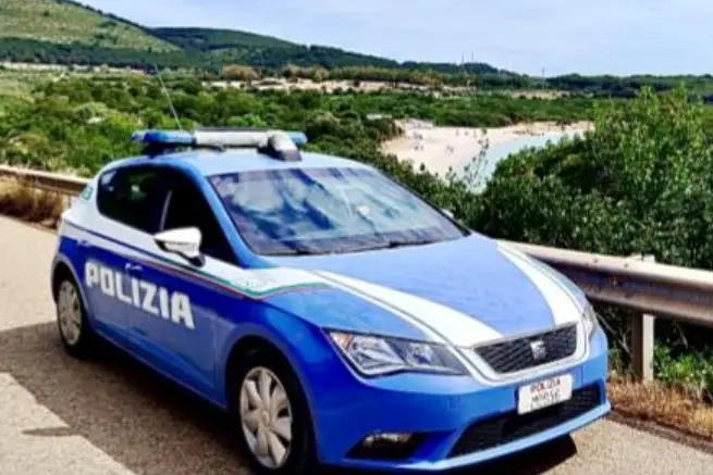 Un'auto della polizia