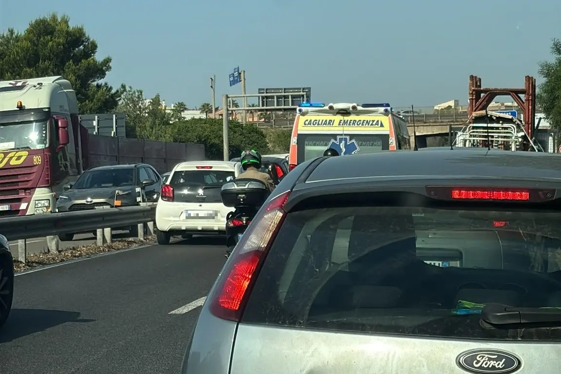 Le auto in coda sulla statale 554 (foto Serreli)