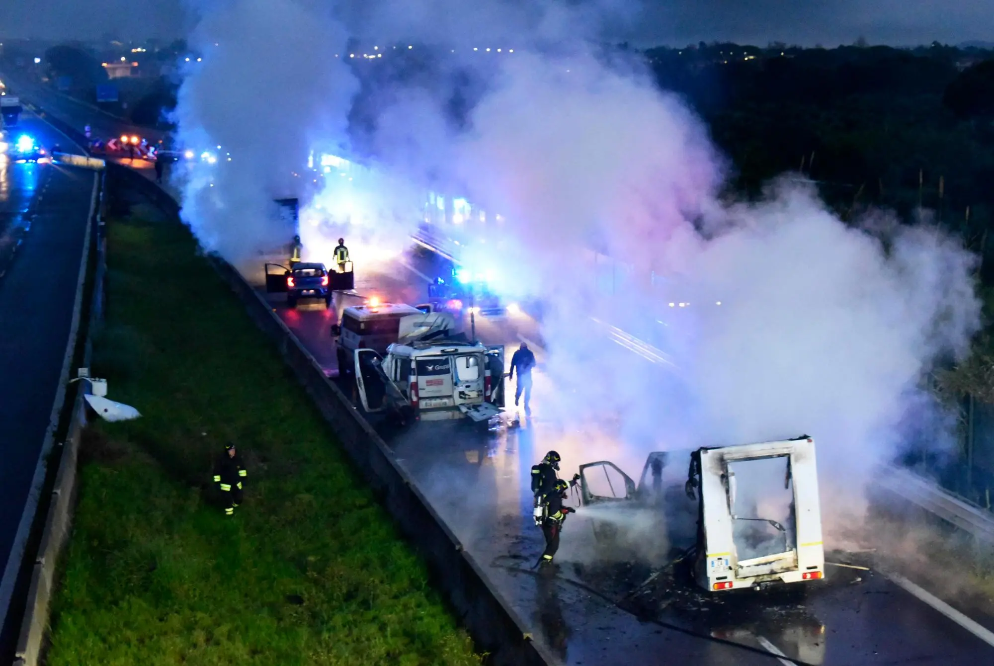 La zona dove è avvenuto l'assalto a due furgoni portavalori sulla Variante Aurelia, a San Vincenzo (foto Ansa)