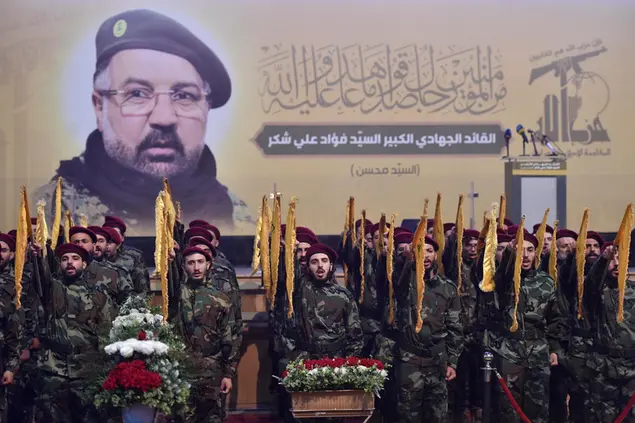 Miliziani Hezbollah rendono omaggio a Fuad Shukr (Ansa-Epa)