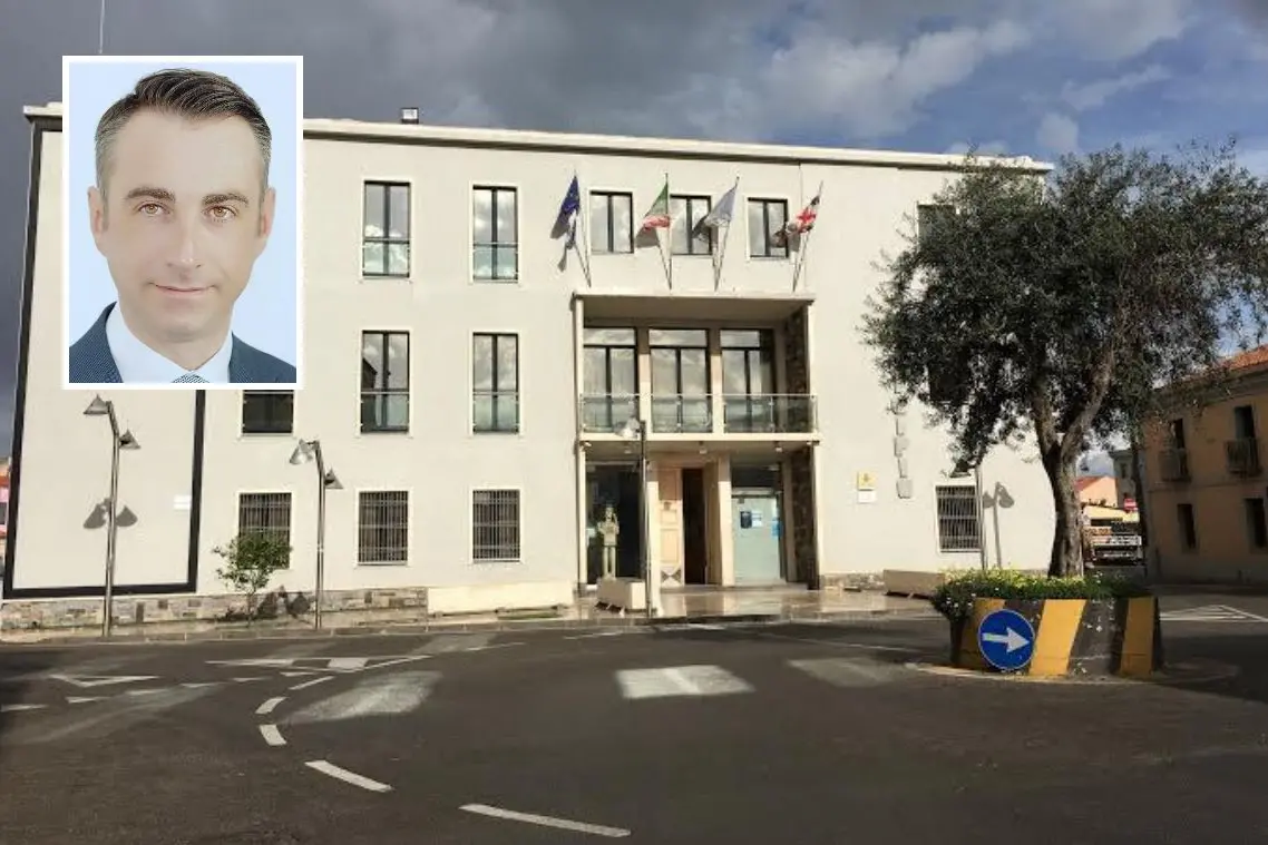 Il municipio, nel riquadro il consigliere Manca