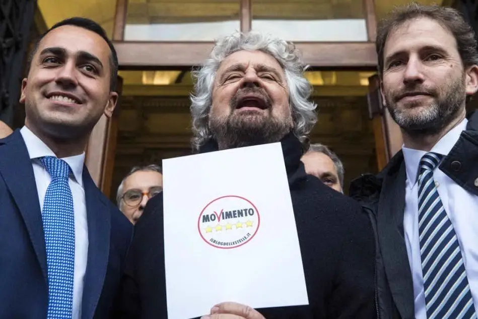 Luigi Di Maio, Beppe Grillo e Davide Casaleggio durante la presentazione al Viminale del nuovo simbolo elettorale del movimento con il Blog delle stelle (Ansa)