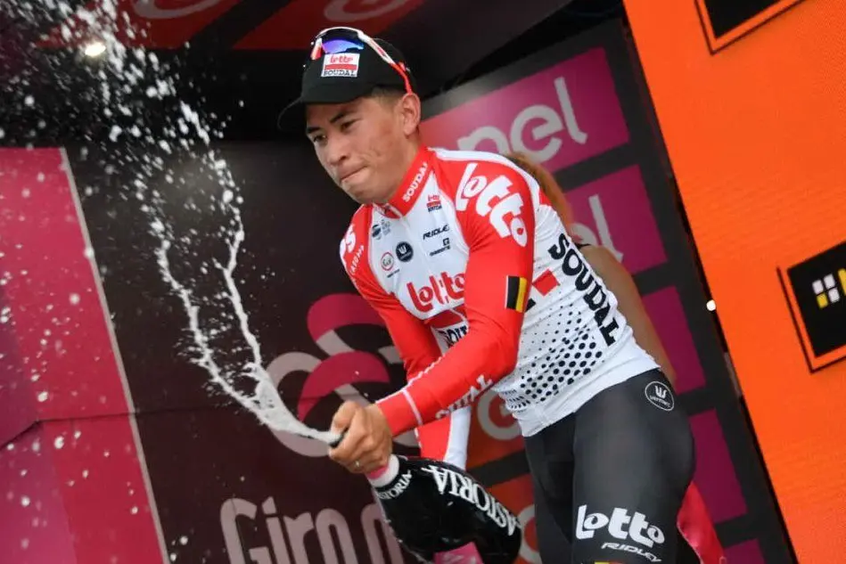 L'esultanza di Ewan sul podio del Giro d'Italia (foto Twitter)