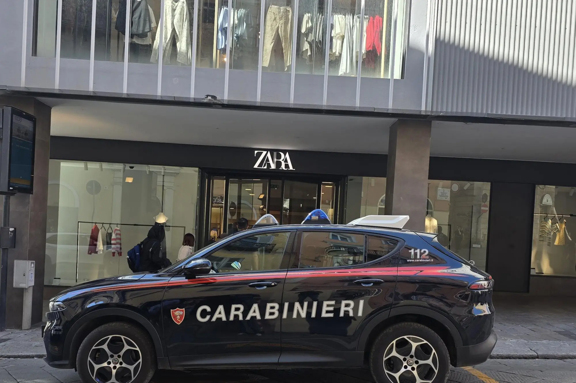 Pattuglia dei carabinieri davanti a Zara durante l'intervento
