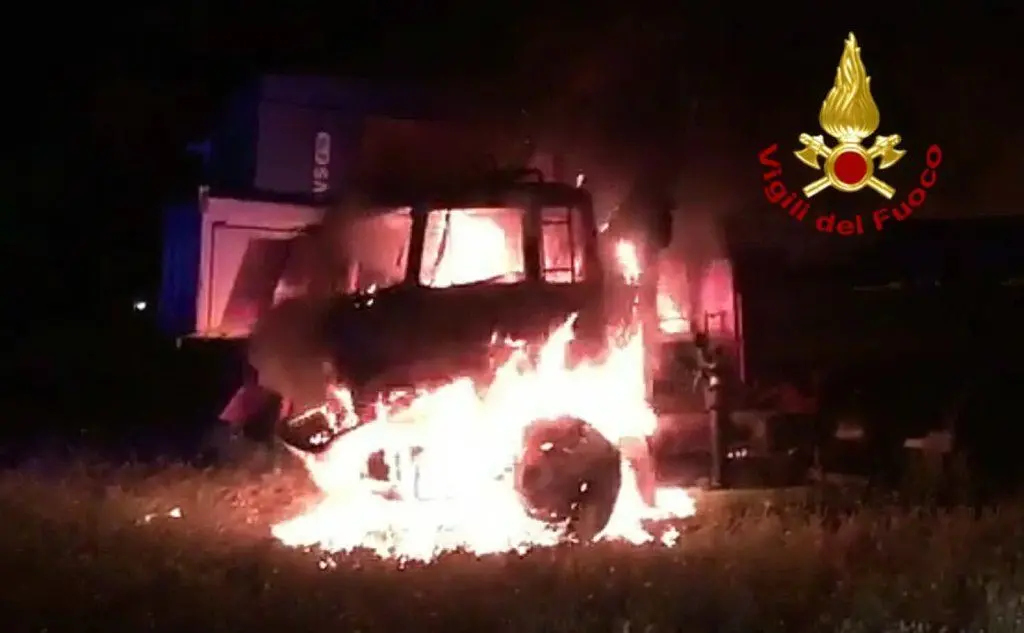 Un camion in fiamme