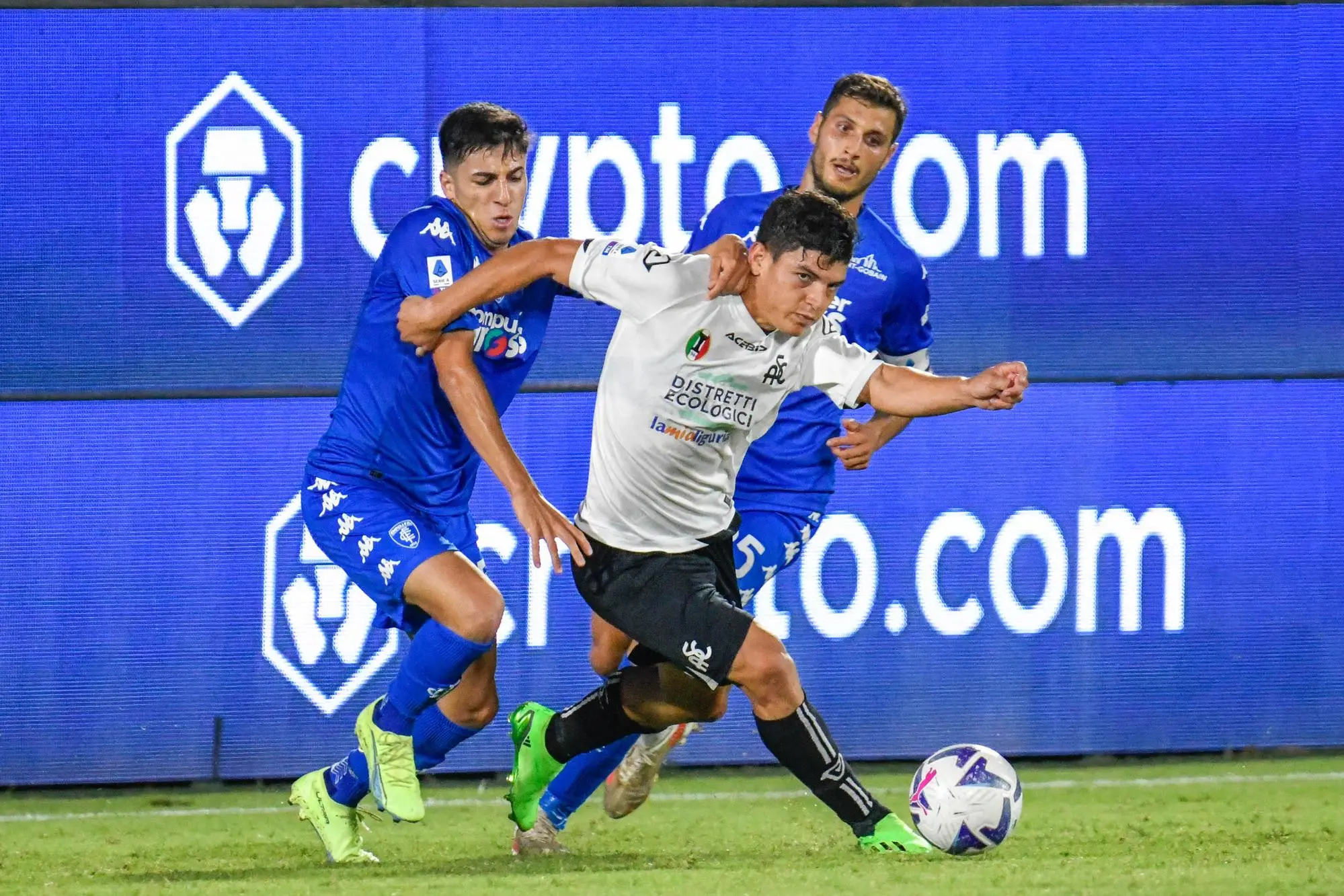 Spezia's Kevin Agudelo hampered by Empoli’s Fabiano Parisi during the italian soccer Serie A match Spezia Calcio vs Empoli FC at the Alberto Picco stadium in La Spezia, Italy, 14 August 2022 ANSA/FABIO FAGIOLINI