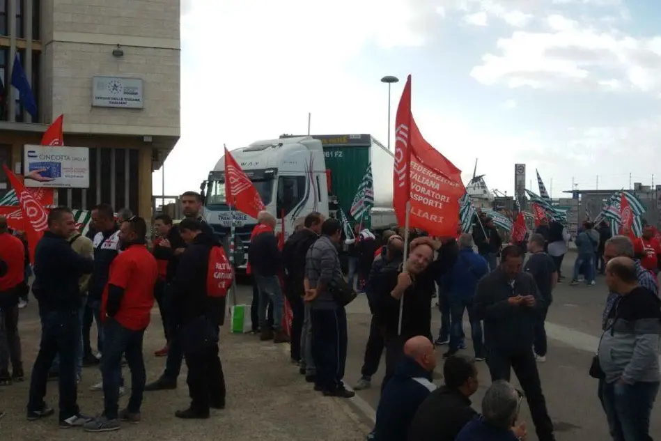 La manifestazione al porto di Cagliari