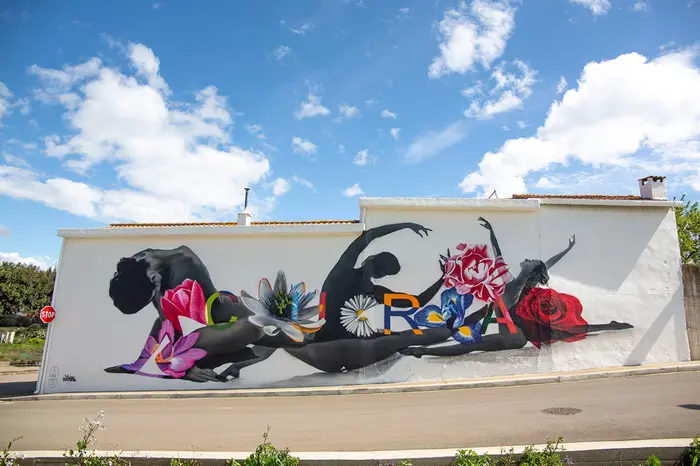 Il murale contro il tumore ovarico realizzato da Manu Invisible a Pimentel (foto Ansa)