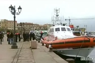 UN FERMO IMMAGINE DELL'ARRIVO DEI NAUFRAGHI AL PORTO DI ALGHERO