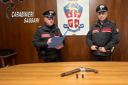 Il fucile sequestrato dai carabinieri a Ossi (Foto comunicato)