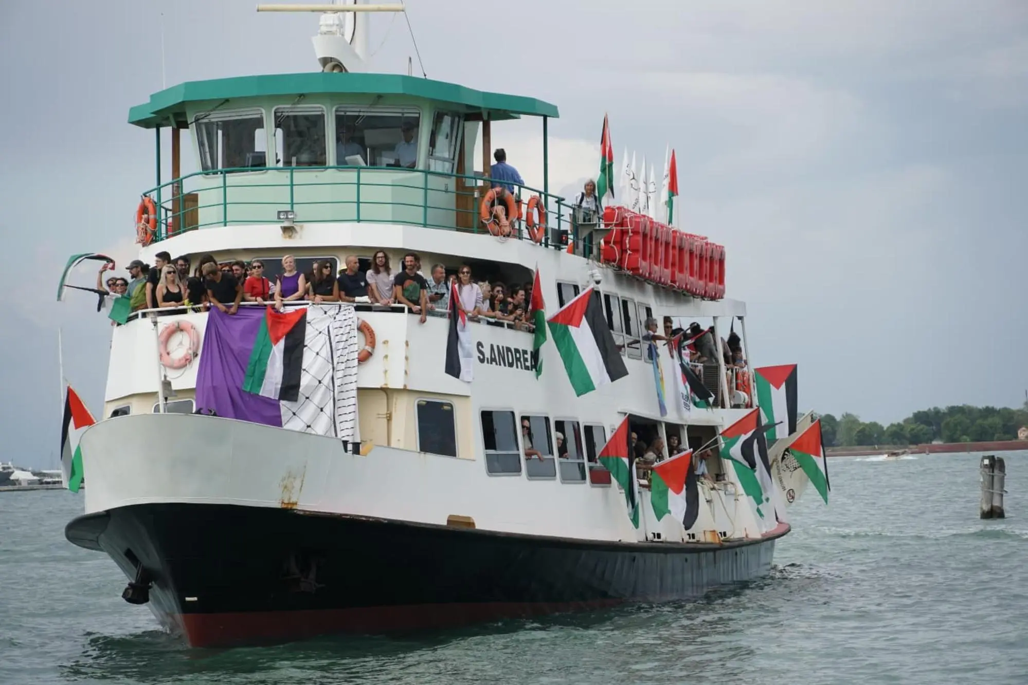Il corteo in favore della Palestina organizzato al Lido di Venezia da centri sociali e Anpi, in occasione della Mostra del cinema, 30 agosto 2025