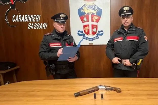 I carabinieri con l'arma sequestrata