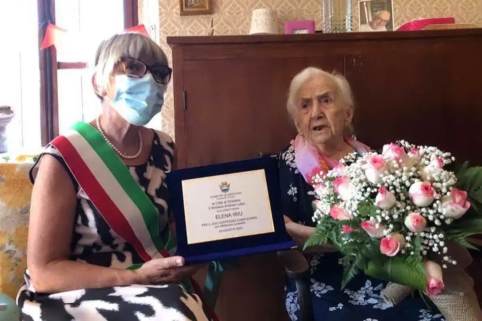 L'omaggio del Comune (Foto Valeria Pinna)