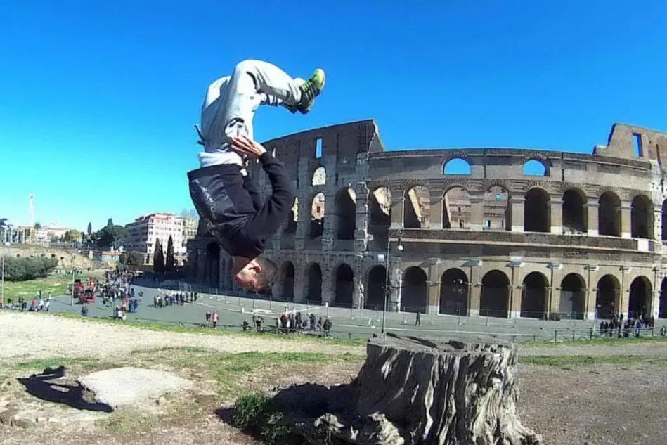 Nicola Serra salta davanti al Colosseo