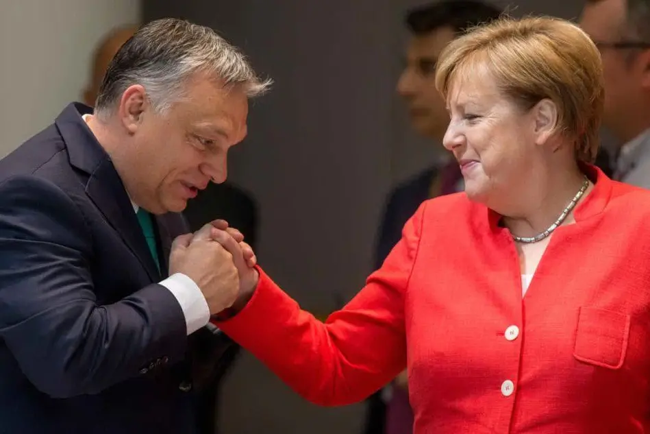 Viktor Orban e Angela Merkel