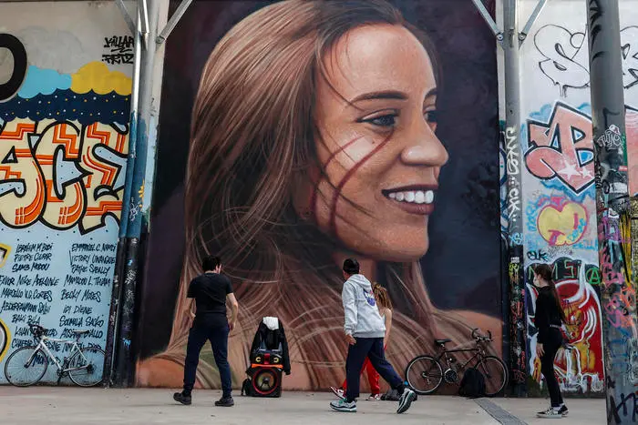 Un murale che raffigura Luana D'Orazio (Ansa)