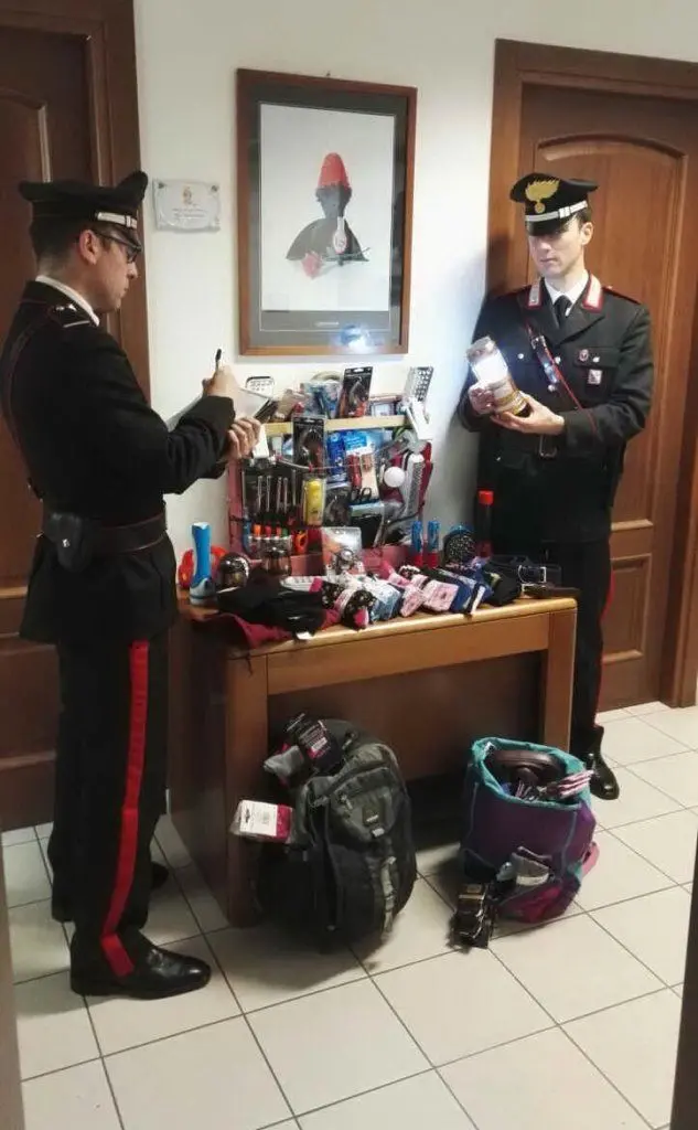 I carabinieri con la merce sequestrata