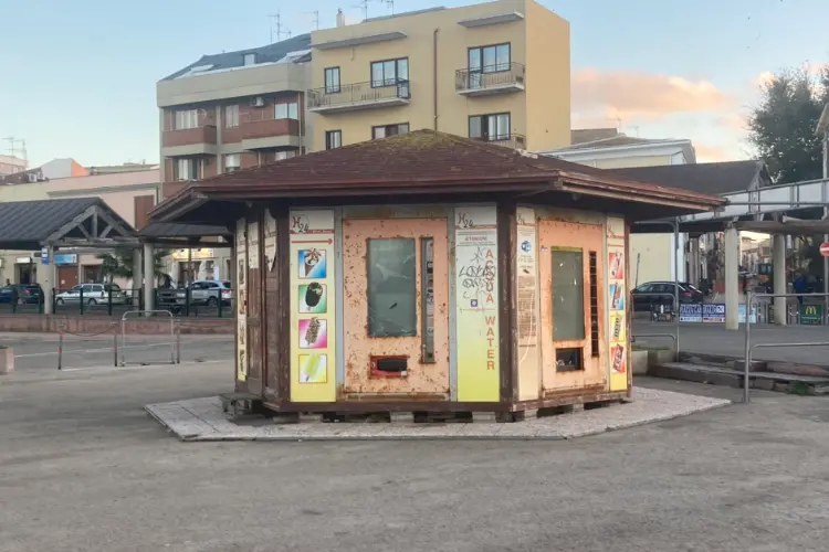 Il vecchio distributore h24 nel porto di Porto Torres (foto Pala)