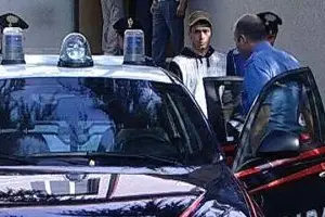 Uno dei fermati viene condotto in carcere