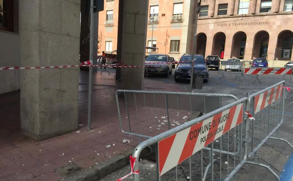 Transenne delimitano la zona del crollo delle lastre di marmo