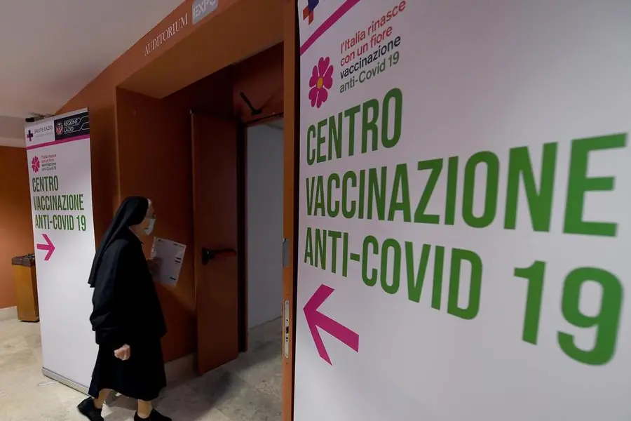 Un centro vaccinale a Roma (Ansa)