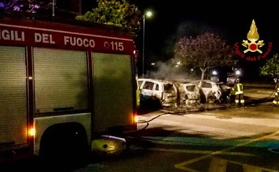 Notte di interventi per i vigili del fuoco: tra Cagliari e Frutti d'oro sono state distrutte sette auto e una barca