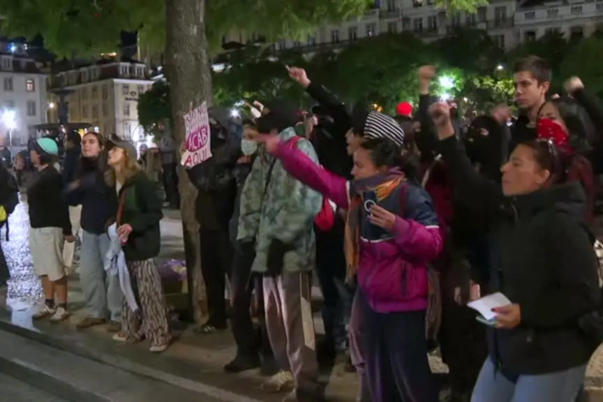 Lisbona, quinta notte di protesta per caro vita e politiche casa