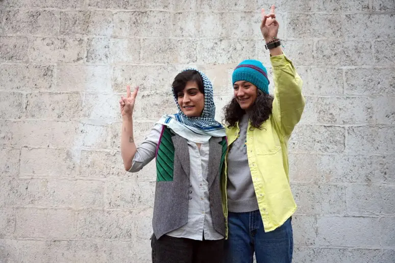 Le due giornaliste fuori dal carcere di Evin (foto Ansa)