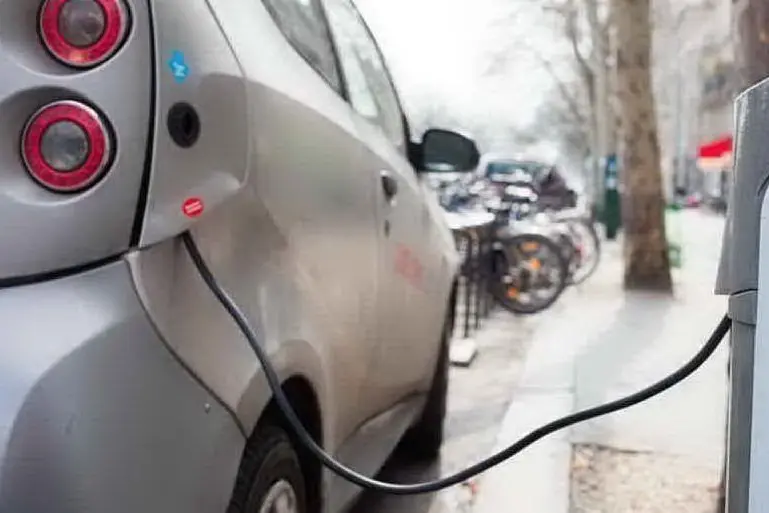 Un'auto elettrica (Archivio L'Unione Sarda)