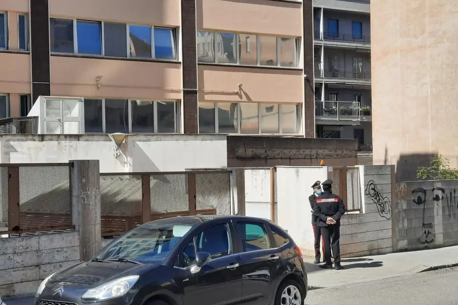 I carabinieri davanti alla palazzina (L'Unione Sarda - Vercelli)