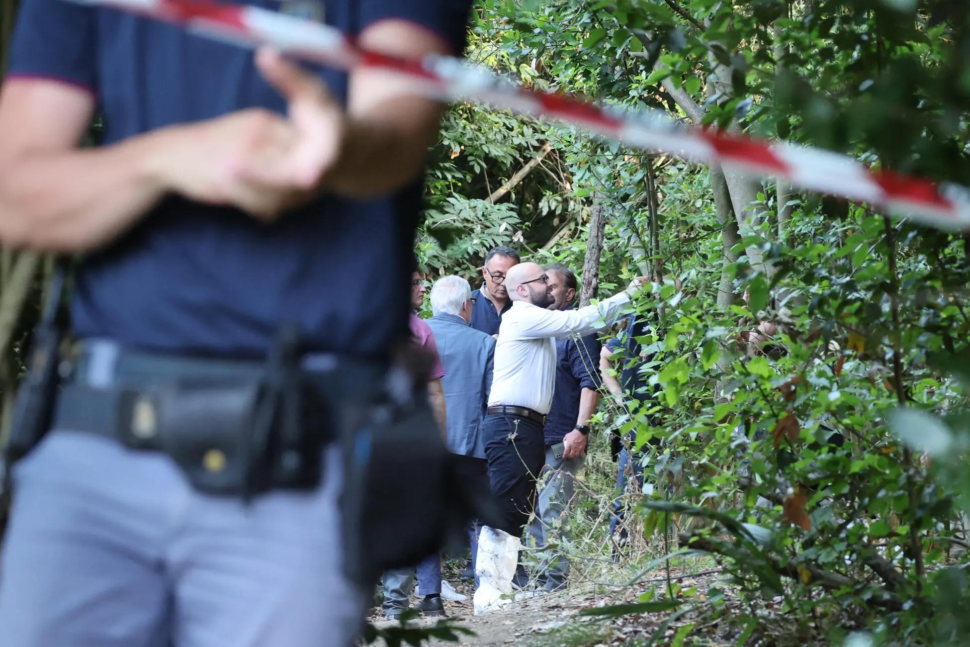 Un momento del sopralluogo degli inquirenti a Villa Pamphili (Ansa)