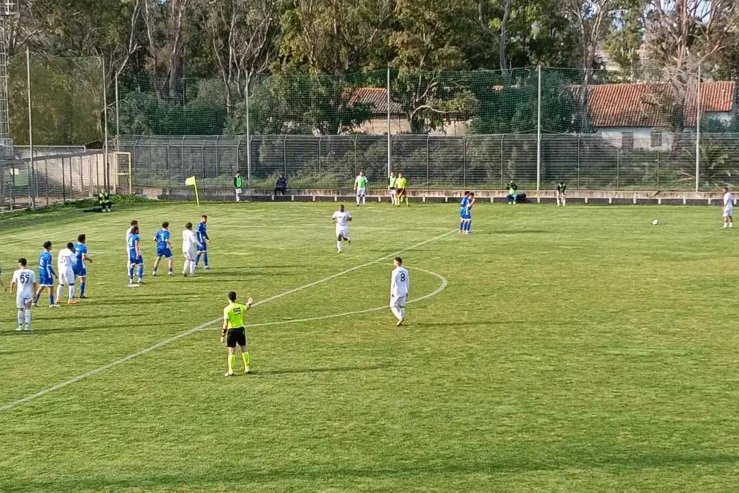 Una punizione di Ragatzu nel match tra Olbia e Cassino (foto Ilenia Giagnoni)