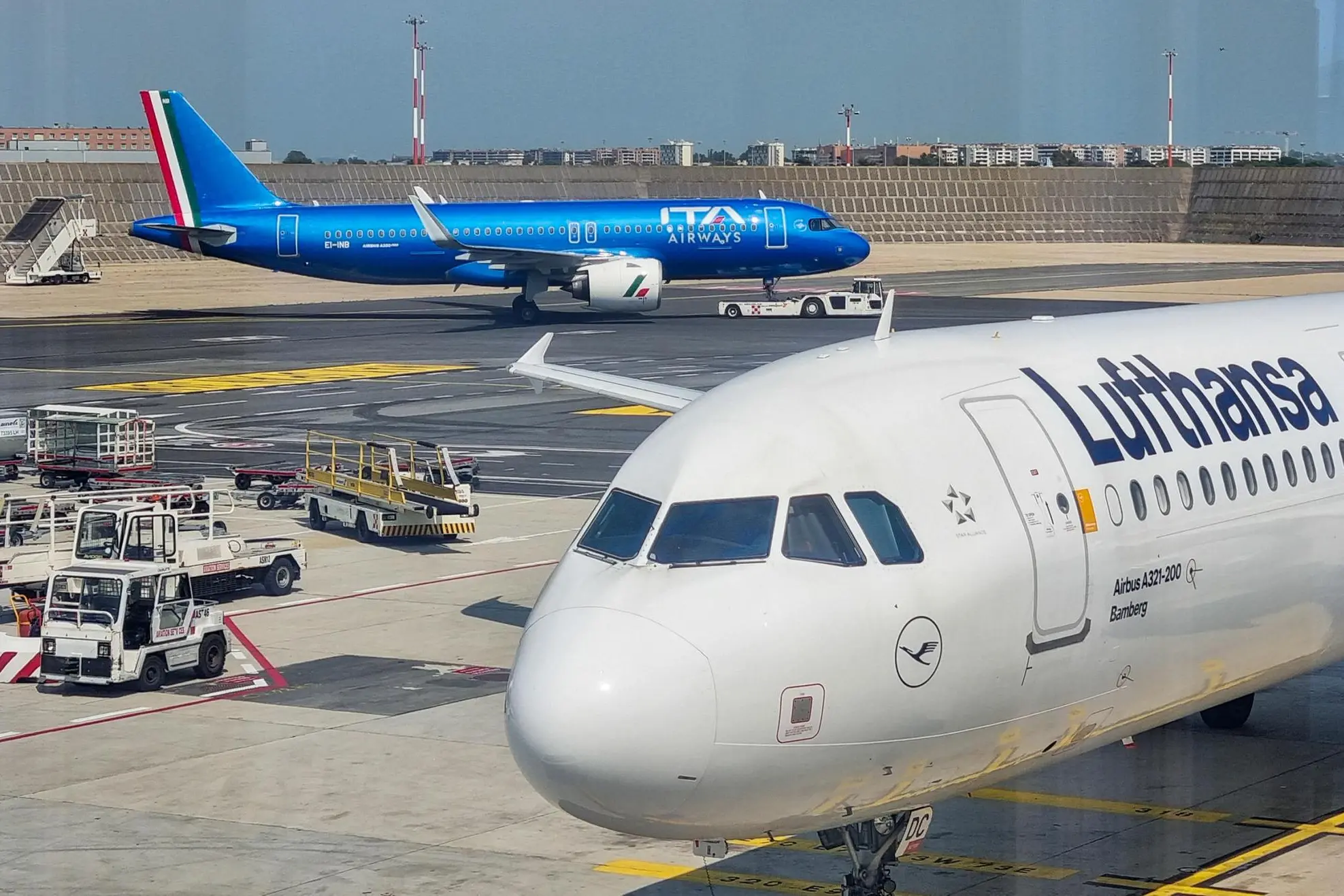 Aerei di Ita e Lufthansa all'aeroporto di Fiumicino