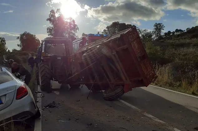 I mezzi coinvolti nell'incidente (foto L'Unione Sarda)