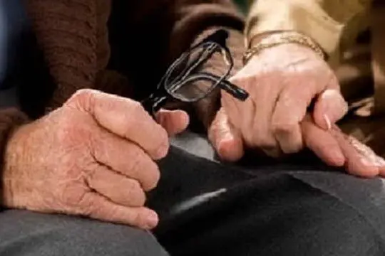 Due anziani in una immagine simbolo