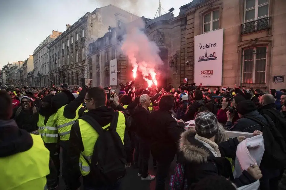 Lancio di lacrimogeni alla manifestazione di Parigi