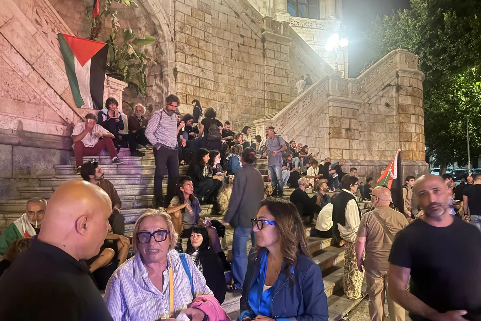 Attivisti in piazza Costituzione