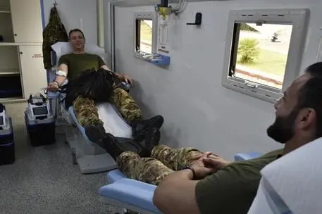 I militari che donano il sangue (foto Ansa)