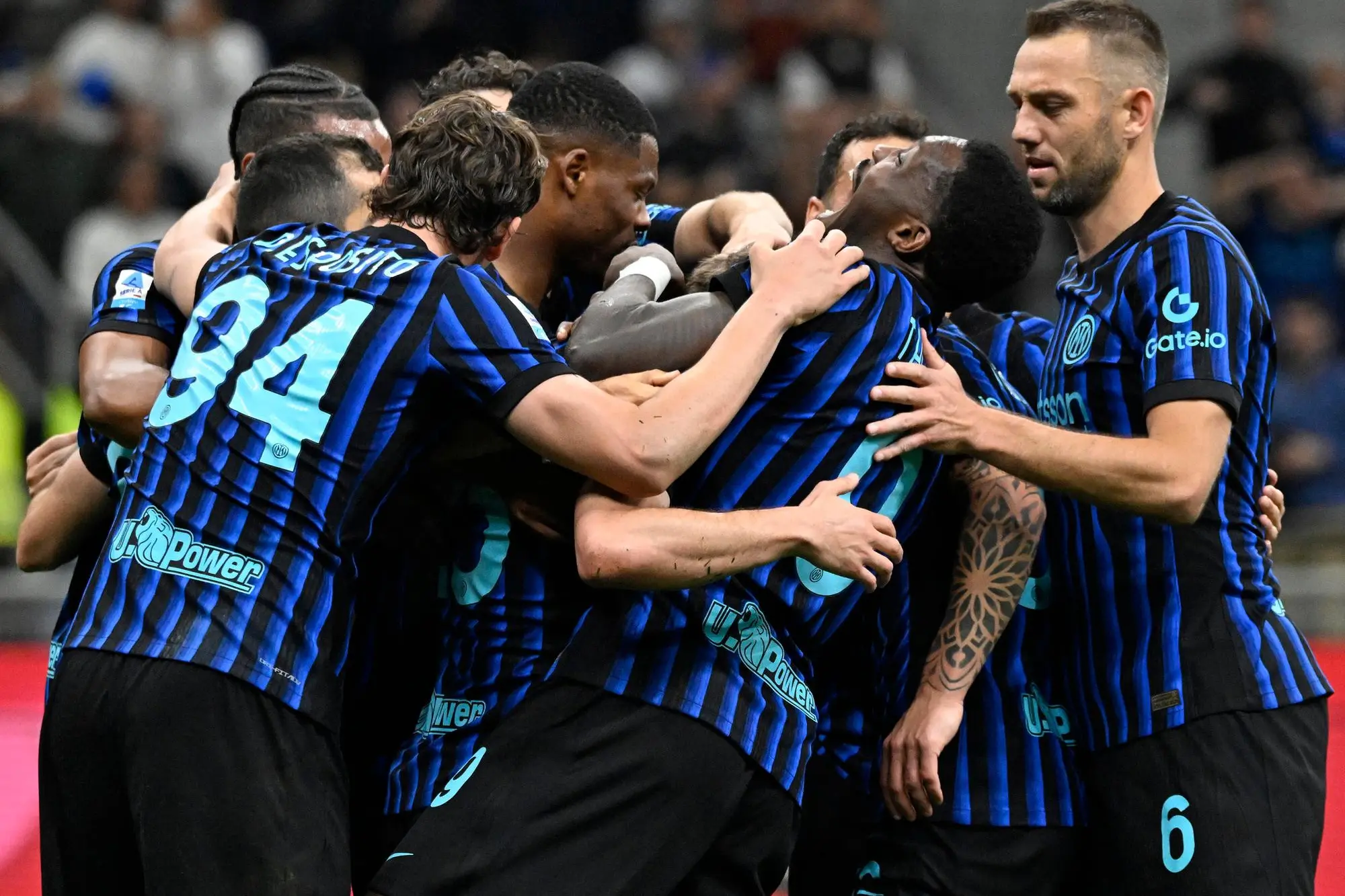 Inter players celebratethe 2-0 lead during the Italian Serie A soccer match between Inter Milan and Cagliari at the Giuseppe Meaaza stadium in Milan, Italy, 17 April 2026 ANSA/ DANIEL DAL ZENNARO