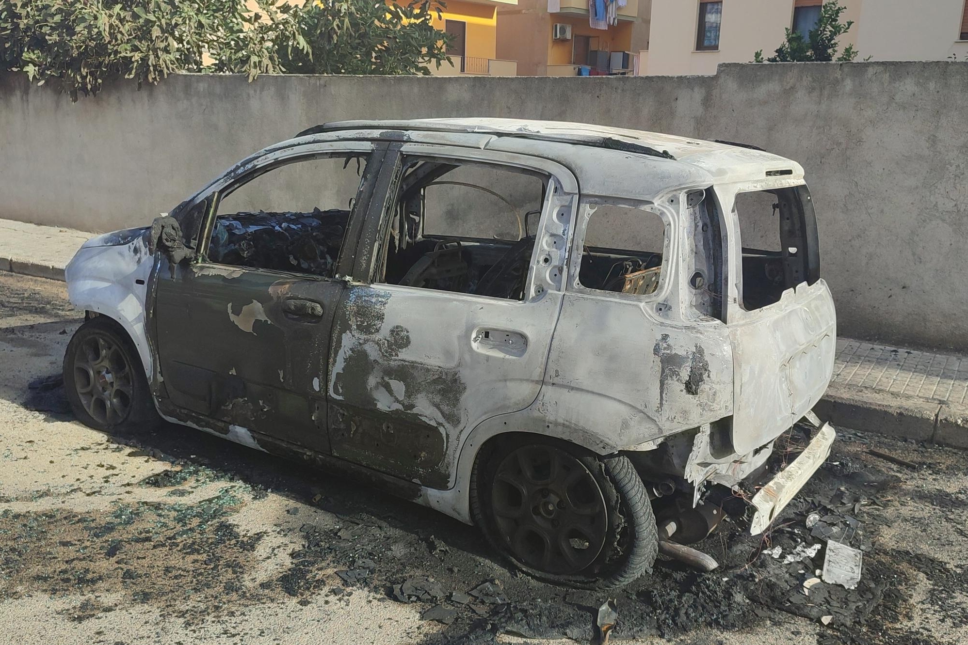 Porto Torres, incendiari in azione: in fiamme l’auto di un giovane