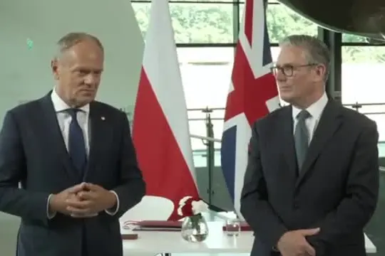 Difesa, Starmer e Tusk firmano il patto Londra-Varsavia