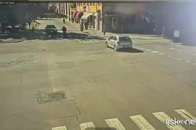 Modena, auto piomba sui passanti in pieno centro: 8 feriti gravi