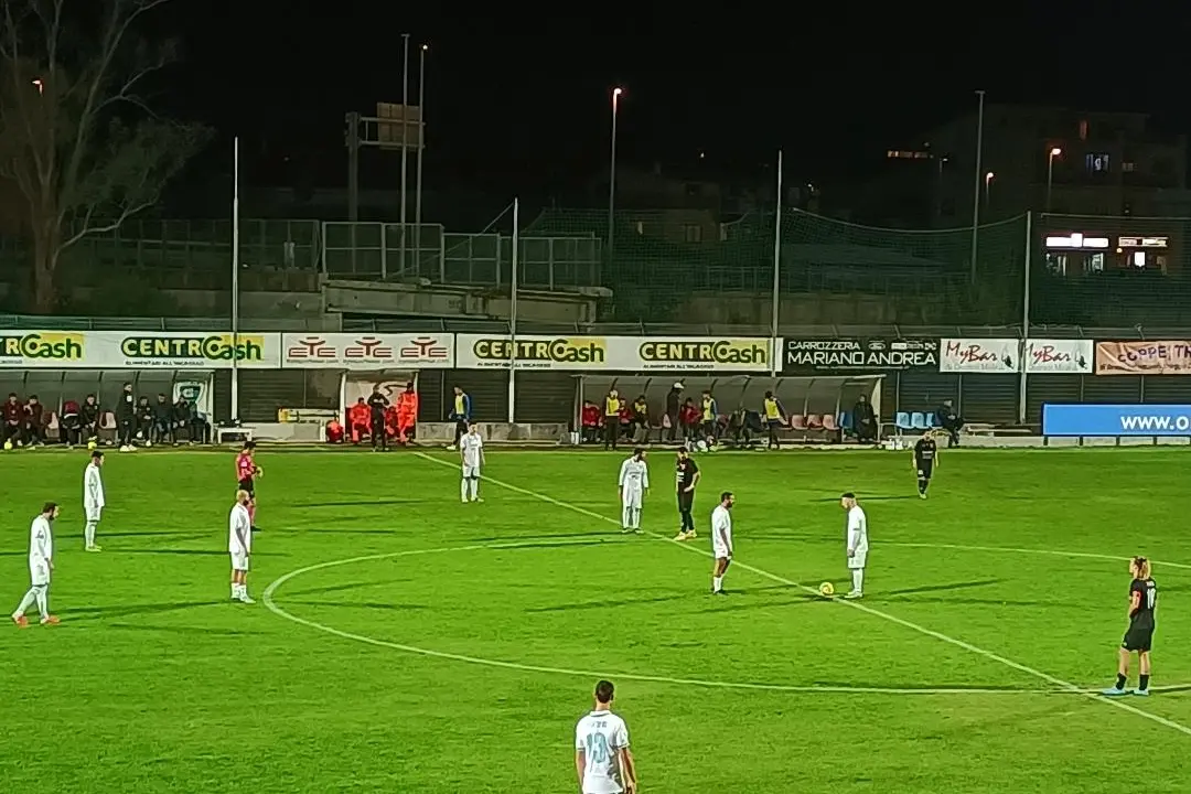 Il calcio d'inizio della gara d'andata tra Olbia e Recanatese, terminata 1-1 (foto Ilenia Giagnoni)
