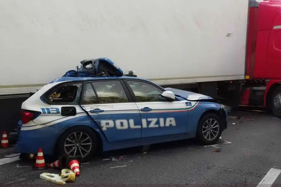 L'auto della polizia (foto Twitter)